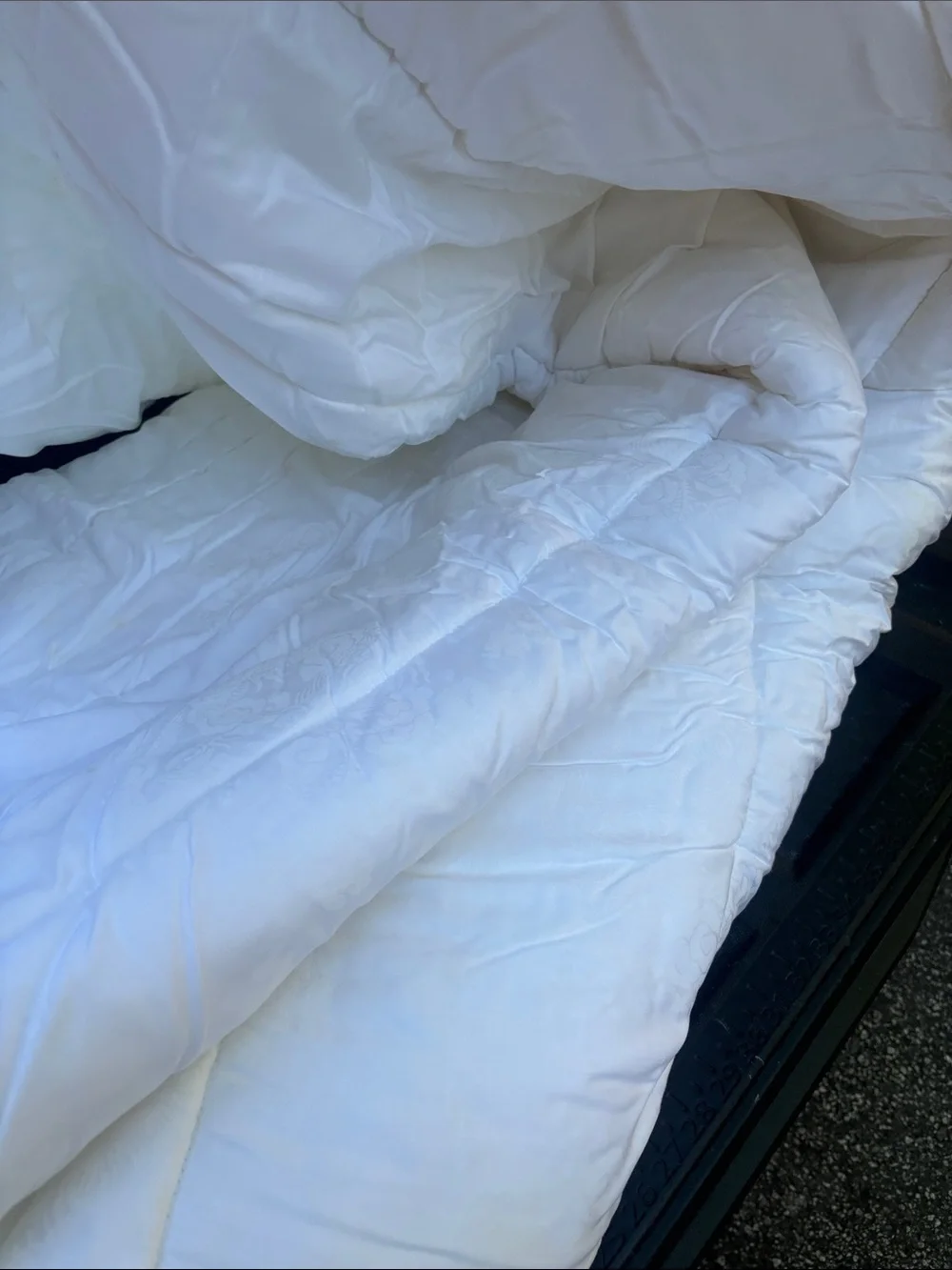 Ralph Lauren White Quilted Comforter King 100X92 Inches. Pakastain 100%Cotton.